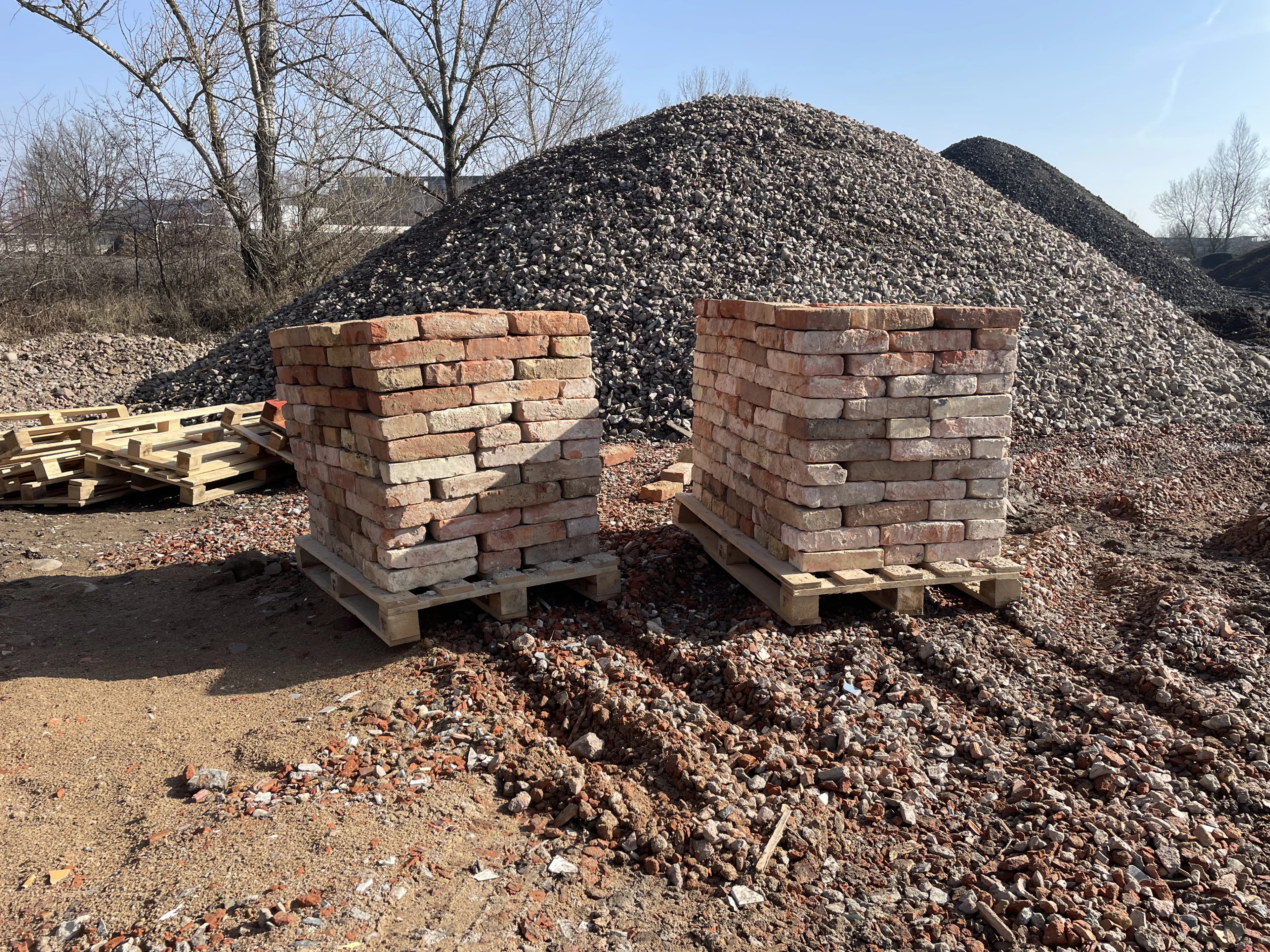 Hromada očištěných cihel